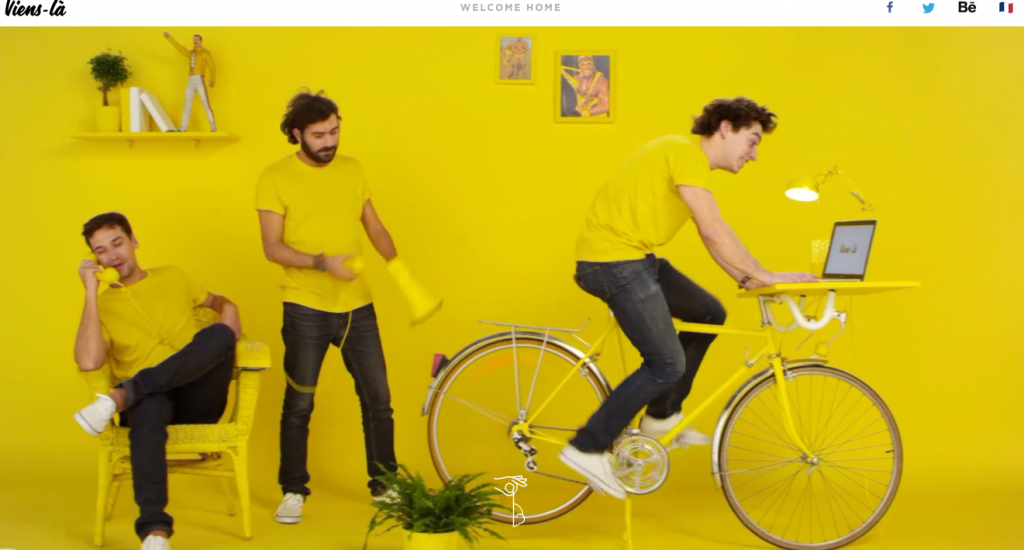 Capture d'écran du site de l'agence Viens_là sur fond jaune